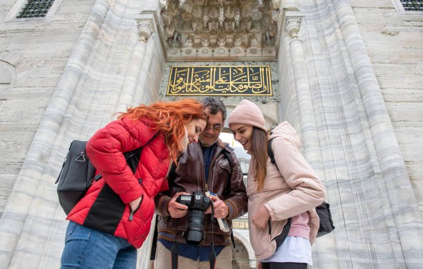 كيفية الحصول على مرشد سياحي متحدث عربي بطلاقة؟