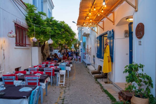 استكشاف شوارع جشمة البيضاء ونكهات بحر إيجه