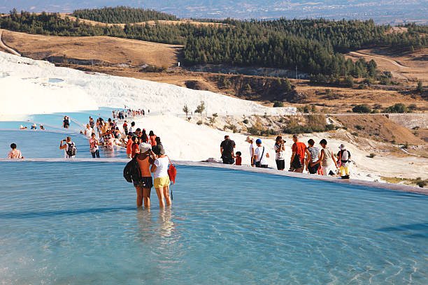 السباحة في مدرجات باموكالي البيضاء