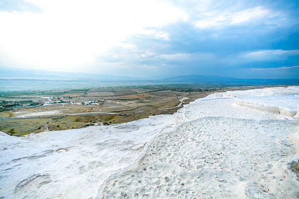 كم تبعد باموكالي عن أنطاليا