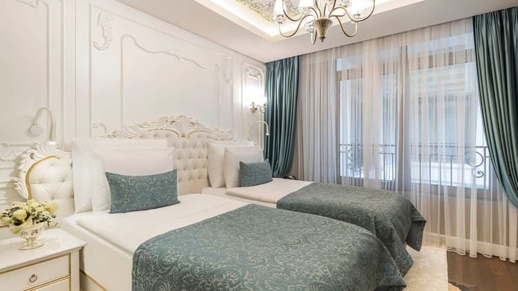 luxury-family-suite-twin-bedroom_wide